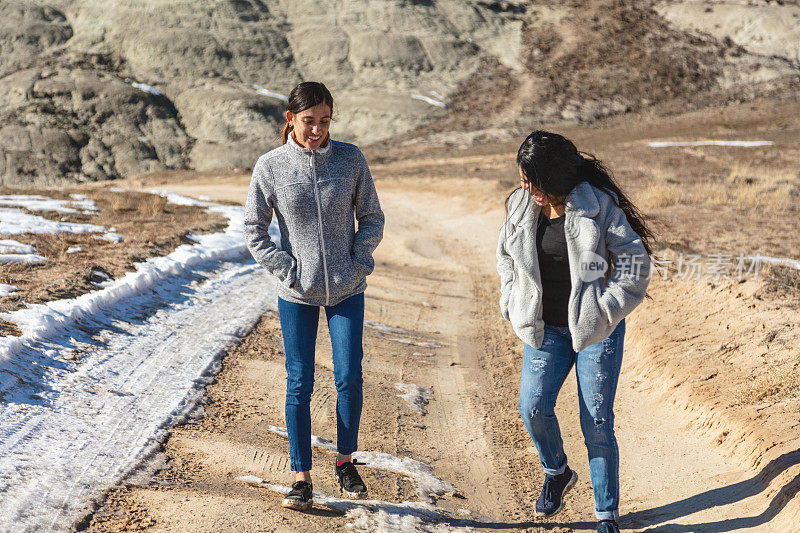 哥伦比亚的美国西班牙裔女性朋友在户外冒险徒步旅行玩在雪添加石头到堆叠的石头Cairn在美国西部沙漠健康的生活方式20 - 55岁照片系列
